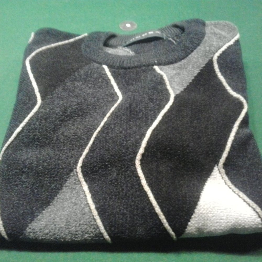Tundra mens sweater size medium